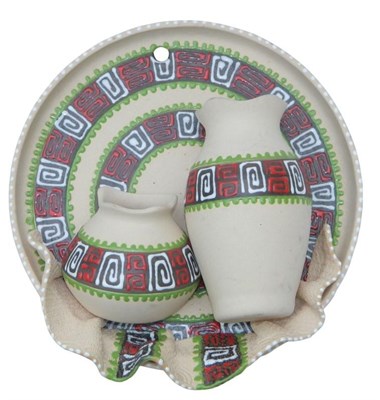 Сувенирная глиняная тарелочка ручной работы "Два кувшина" белая 159