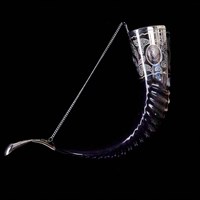 Элитный рог кавказского тура с пиалой и медальонами мельхиоровый 2871